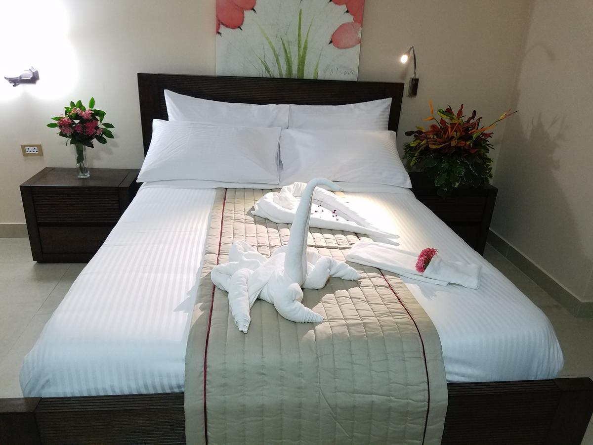Murex Plaza Hotel & Suites Монровія Екстер'єр фото
